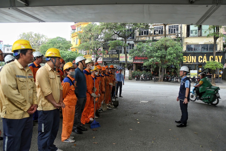 H&agrave; Nội r&agrave; so&aacute;t đ&egrave;n t&iacute;n hiệu, c&acirc;y xanh, chiếu s&aacute;ng trước cao điểm nghỉ lễ 30/4- Ảnh 1.