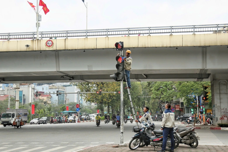 H&agrave; Nội r&agrave; so&aacute;t đ&egrave;n t&iacute;n hiệu, c&acirc;y xanh, chiếu s&aacute;ng trước cao điểm nghỉ lễ 30/4- Ảnh 3.