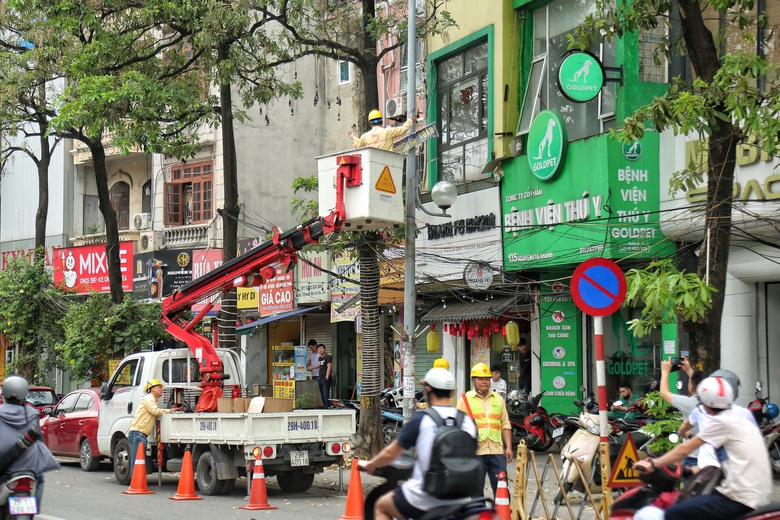 H&agrave; Nội r&agrave; so&aacute;t đ&egrave;n t&iacute;n hiệu, c&acirc;y xanh, chiếu s&aacute;ng trước cao điểm nghỉ lễ 30/4- Ảnh 6.