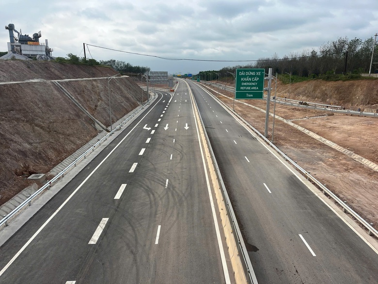 Cận cảnh 49km tuyến ch&iacute;nh cao tốc B&ugrave;ng - Vạn Ninh sắp đưa v&agrave;o khai th&aacute;c - Ảnh 10.