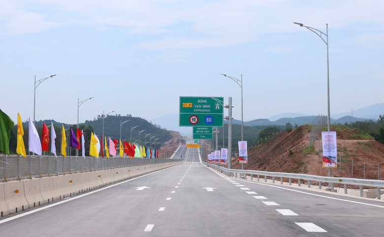 Cận cảnh 49km tuyến ch&iacute;nh cao tốc B&ugrave;ng - Vạn Ninh sắp đưa v&agrave;o khai th&aacute;c - Ảnh 11.