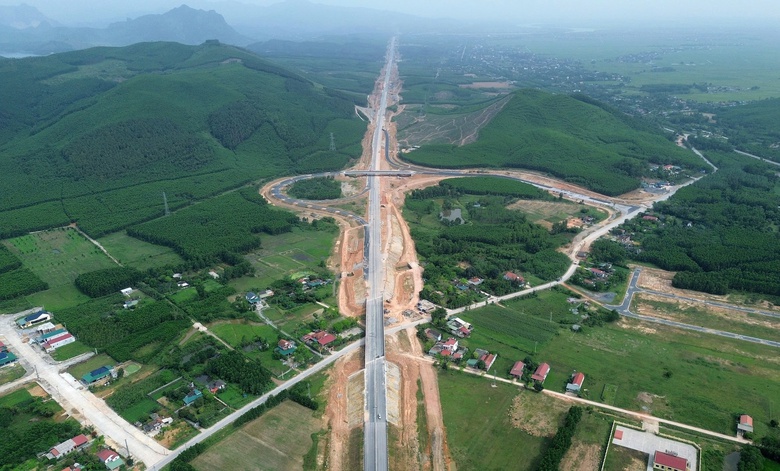 Cận cảnh 49km tuyến ch&iacute;nh cao tốc B&ugrave;ng - Vạn Ninh sắp đưa v&agrave;o khai th&aacute;c - Ảnh 4.