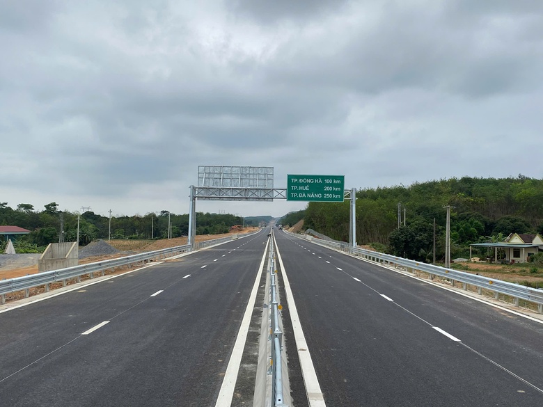 Cận cảnh 49km tuyến ch&iacute;nh cao tốc B&ugrave;ng - Vạn Ninh sắp đưa v&agrave;o khai th&aacute;c - Ảnh 1.