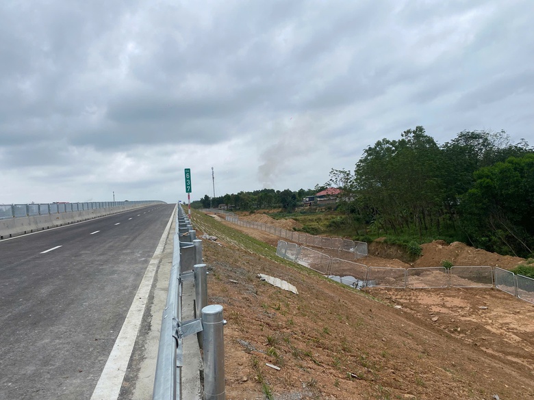 Cận cảnh 49km tuyến ch&iacute;nh cao tốc B&ugrave;ng - Vạn Ninh sắp đưa v&agrave;o khai th&aacute;c - Ảnh 9.
