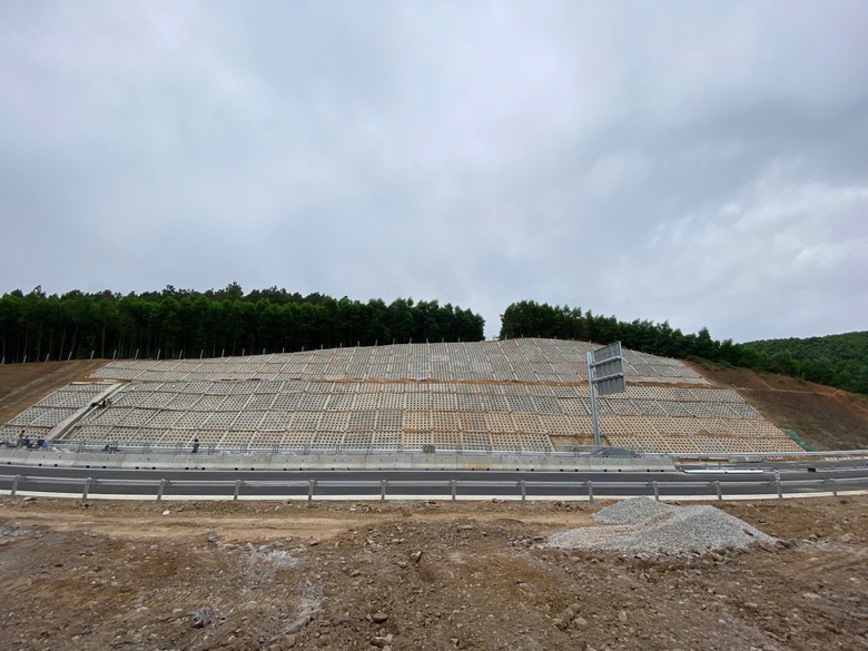 Cận cảnh 49km tuyến ch&iacute;nh cao tốc B&ugrave;ng - Vạn Ninh sắp đưa v&agrave;o khai th&aacute;c - Ảnh 7.