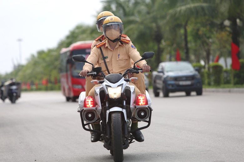 CSGT căng m&igrave;nh ph&acirc;n luồng ở khu du lịch biển Sầm Sơn- Ảnh 8.