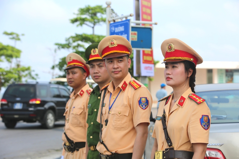 CSGT căng m&igrave;nh ph&acirc;n luồng ở khu du lịch biển Sầm Sơn- Ảnh 1.