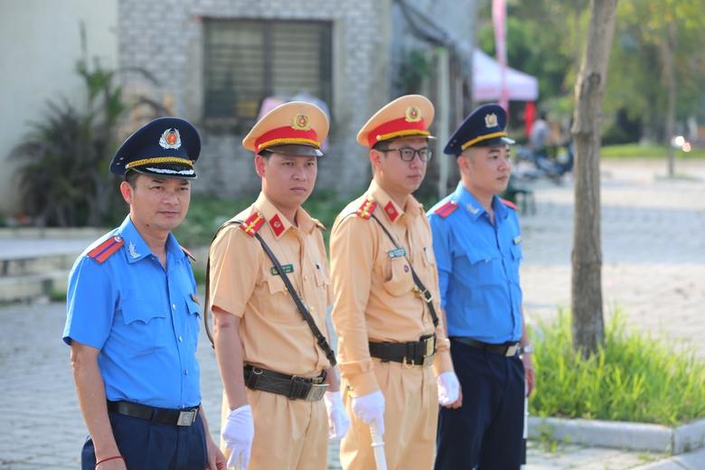 CSGT căng m&igrave;nh ph&acirc;n luồng ở khu du lịch biển Sầm Sơn- Ảnh 2.