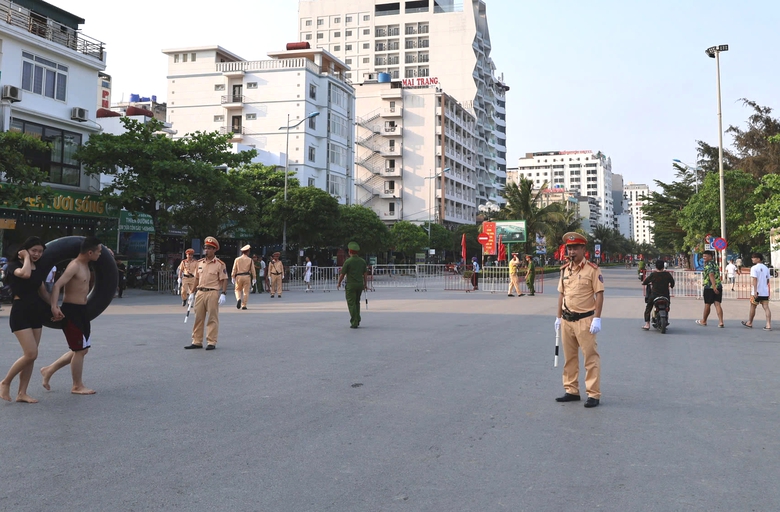 CSGT căng m&igrave;nh ph&acirc;n luồng ở khu du lịch biển Sầm Sơn- Ảnh 11.