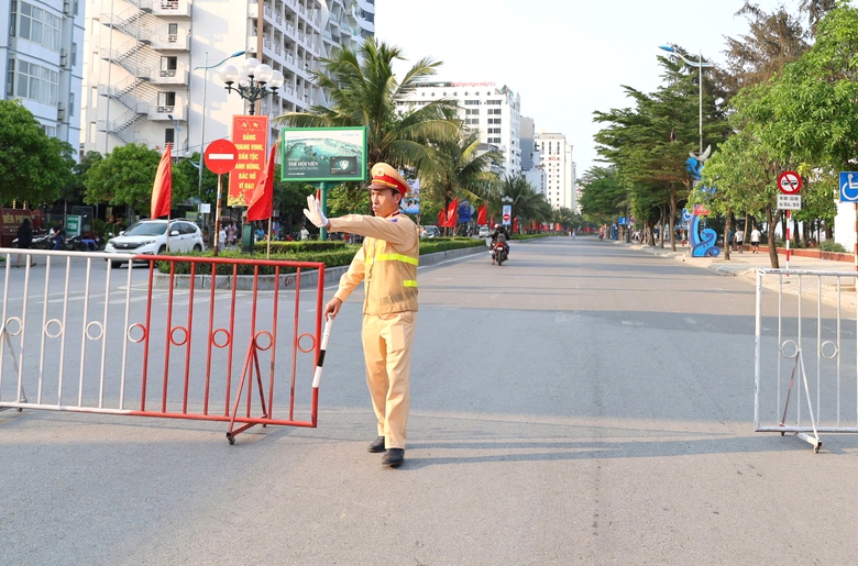 CSGT căng m&igrave;nh ph&acirc;n luồng ở khu du lịch biển Sầm Sơn- Ảnh 5.