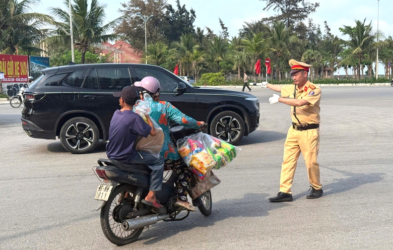 CSGT căng m&igrave;nh ph&acirc;n luồng ở khu du lịch biển Sầm Sơn- Ảnh 9.