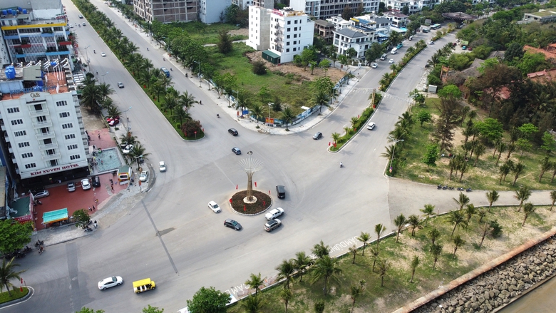 CSGT căng m&igrave;nh ph&acirc;n luồng ở khu du lịch biển Sầm Sơn- Ảnh 3.