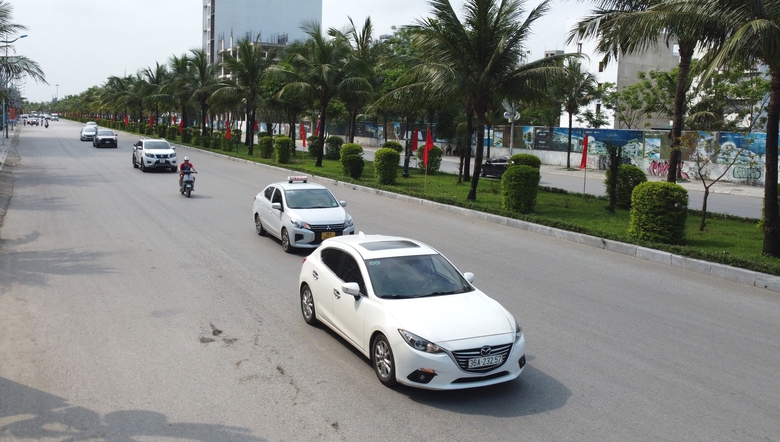 CSGT căng m&igrave;nh ph&acirc;n luồng ở khu du lịch biển Sầm Sơn- Ảnh 4.