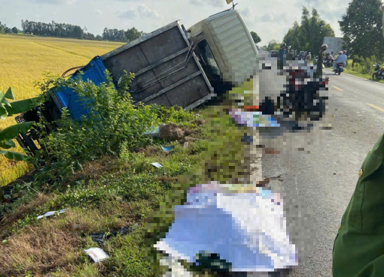 Hai xe m&aacute;y va chạm xe tải tr&ecirc;n quốc lộ N2 qua Long An, 4 người thương vong- Ảnh 1.