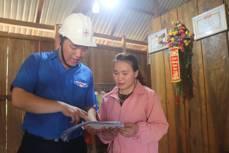 Th&ocirc;n cuối c&ugrave;ng ở B&igrave;nh Định được thắp s&aacute;ng, d&acirc;n bản vui v&igrave; được xem tivi- Ảnh 6.