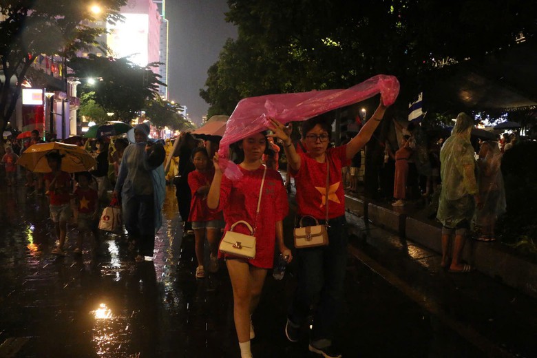 TP.HCM: H&agrave;ng ng&agrave;n người đội mưa chi&ecirc;m ngưỡng m&agrave;n tr&igrave;nh diễn độc đ&aacute;o- Ảnh 10.