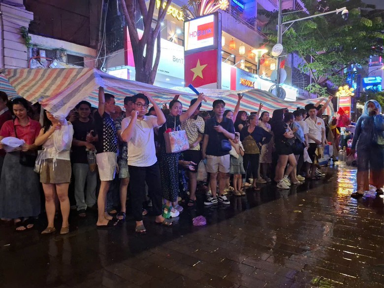 TP.HCM: H&agrave;ng ng&agrave;n người đội mưa chi&ecirc;m ngưỡng m&agrave;n tr&igrave;nh diễn độc đ&aacute;o- Ảnh 9.