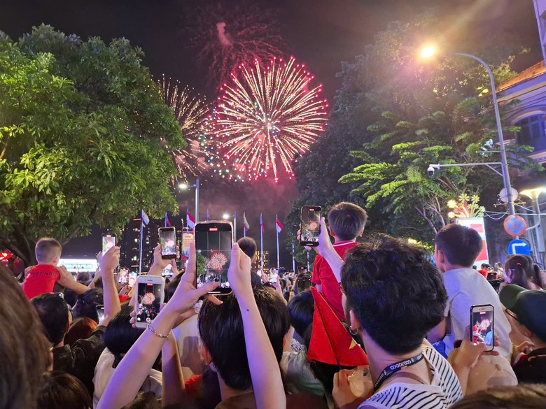 TP.HCM: H&agrave;ng ng&agrave;n người đội mưa chi&ecirc;m ngưỡng m&agrave;n tr&igrave;nh diễn độc đ&aacute;o- Ảnh 18.