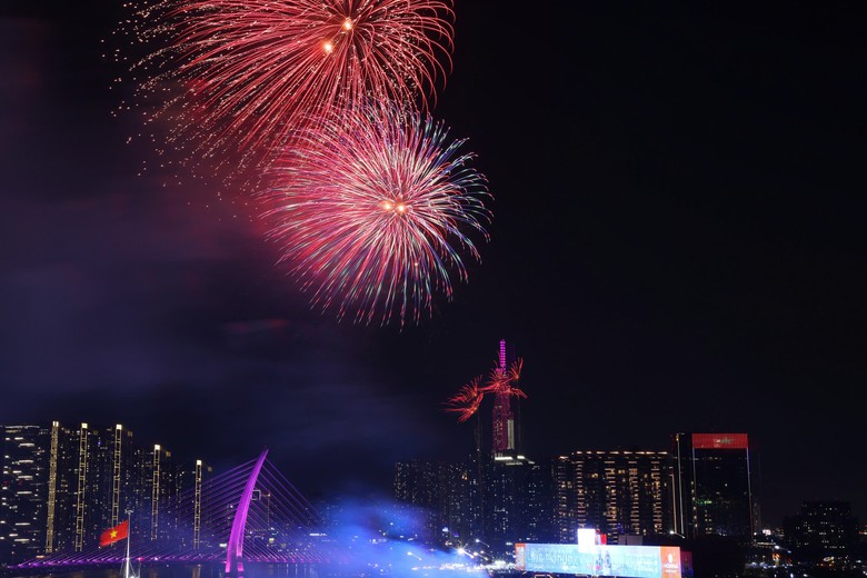 TP.HCM: H&agrave;ng ng&agrave;n người đội mưa chi&ecirc;m ngưỡng m&agrave;n tr&igrave;nh diễn độc đ&aacute;o- Ảnh 15.