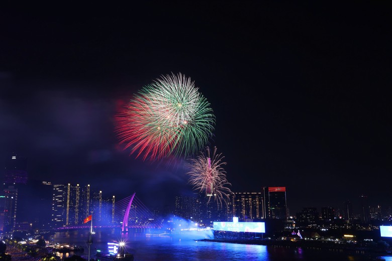 TP.HCM: H&agrave;ng ng&agrave;n người đội mưa chi&ecirc;m ngưỡng m&agrave;n tr&igrave;nh diễn độc đ&aacute;o- Ảnh 16.