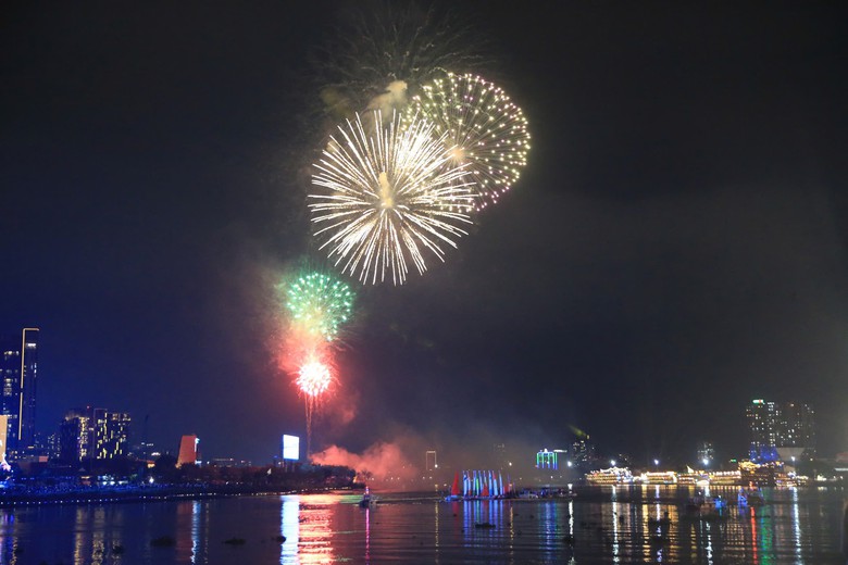 TP.HCM: H&agrave;ng ng&agrave;n người đội mưa chi&ecirc;m ngưỡng m&agrave;n tr&igrave;nh diễn độc đ&aacute;o- Ảnh 13.