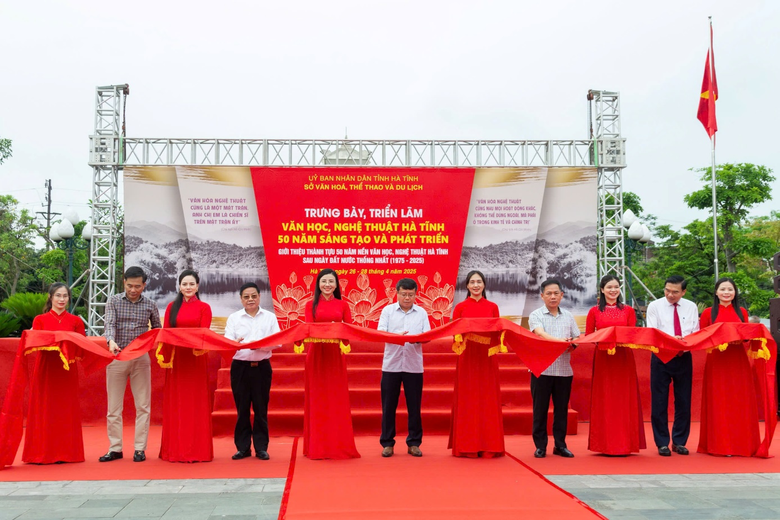 H&agrave; Tĩnh trưng b&agrave;y 50 tranh cổ động t&aacute;i hiện kh&iacute; thế h&agrave;o h&ugrave;ng thống nhất đất nước- Ảnh 1.