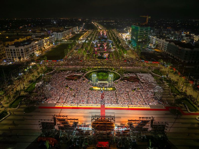 Khai mạc lễ hội biển Sầm Sơn - Kh&aacute;t vọng tỏa s&aacute;ng- Ảnh 1.