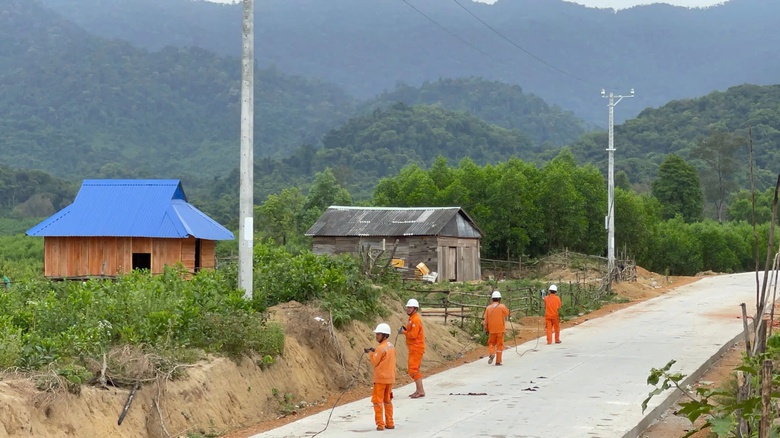 Th&ocirc;n cuối c&ugrave;ng ở B&igrave;nh Định được thắp s&aacute;ng, d&acirc;n bản vui v&igrave; được xem tivi- Ảnh 2.