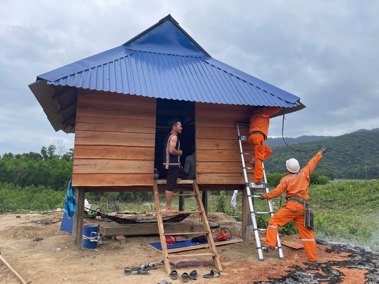 Th&ocirc;n cuối c&ugrave;ng ở B&igrave;nh Định được thắp s&aacute;ng, d&acirc;n bản vui v&igrave; được xem tivi- Ảnh 1.
