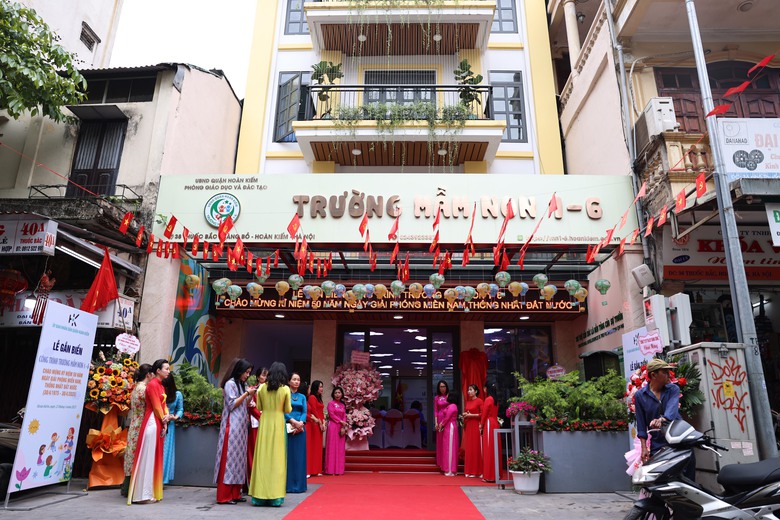 Hà Nội: Nhiều công trình gắn biển chào mừng 50 năm thống nhất đất nước- Ảnh 1. Hà Nội: Nhiều công trình gắn biển chào mừng 50 năm thống nhất đất nước- Ảnh 1.