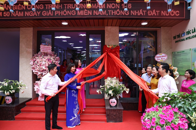 Hà Nội: Nhiều công trình gắn biển chào mừng 50 năm thống nhất đất nước- Ảnh 2. Hà Nội: Nhiều công trình gắn biển chào mừng 50 năm thống nhất đất nước- Ảnh 2.