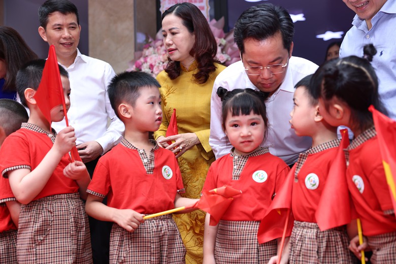 Hà Nội: Nhiều công trình gắn biển chào mừng 50 năm thống nhất đất nước- Ảnh 4. Hà Nội: Nhiều công trình gắn biển chào mừng 50 năm thống nhất đất nước- Ảnh 4.