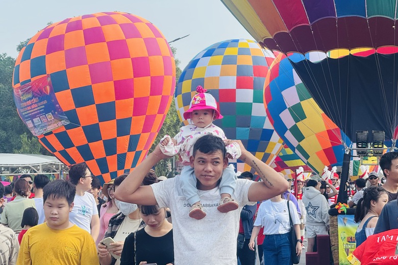 H&agrave;ng vạn người d&acirc;n trải nghiệm lễ hội khinh kh&iacute; cầu đầu ti&ecirc;n ở Đồng Nai- Ảnh 2.