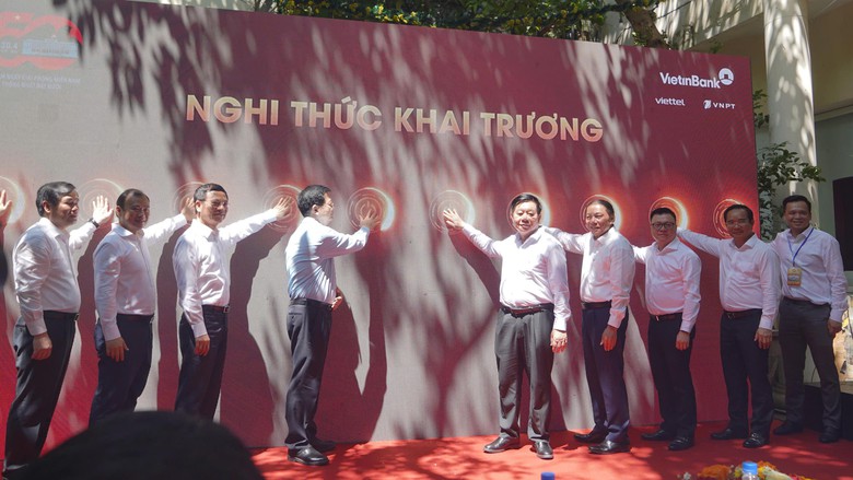 Khai trương Trung t&acirc;m B&aacute;o ch&iacute; phục vụ lễ kỷ niệm 50 năm ng&agrave;y thống nhất đất nước- Ảnh 1.