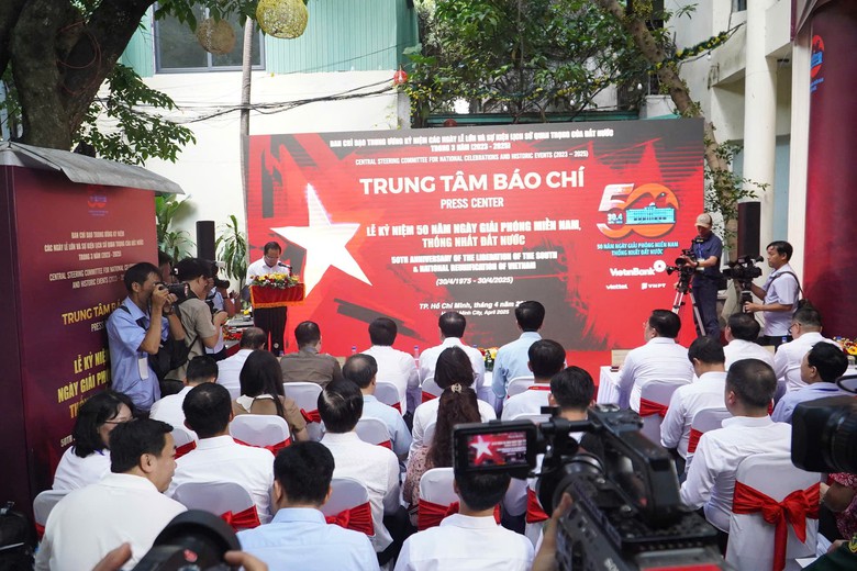 Khai trương Trung t&acirc;m B&aacute;o ch&iacute; phục vụ lễ kỷ niệm 50 năm ng&agrave;y thống nhất đất nước- Ảnh 4.
