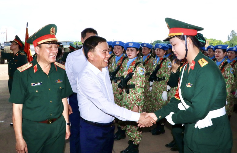 &Ocirc;ng Trần Cẩm T&uacute; thăm, động vi&ecirc;n c&aacute;n bộ, chiến sĩ tập luyện diễu binh, diễu h&agrave;nh- Ảnh 2.