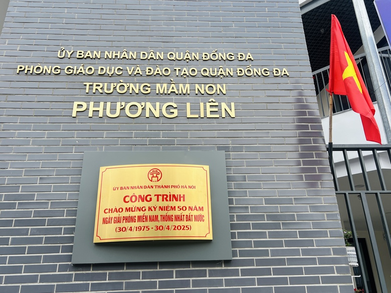 Hà Nội: Nhiều công trình gắn biển chào mừng 50 năm thống nhất đất nước- Ảnh 5. Hà Nội: Nhiều công trình gắn biển chào mừng 50 năm thống nhất đất nước- Ảnh 5.