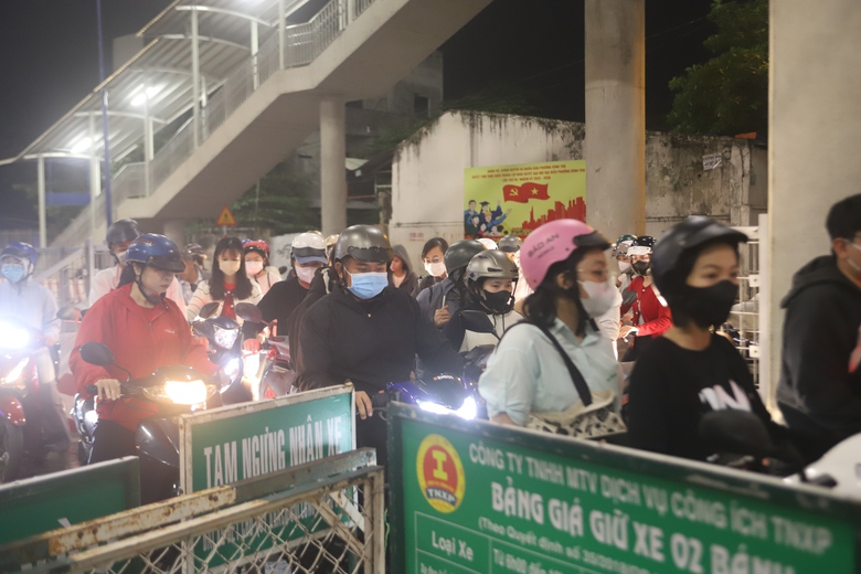 Xếp h&agrave;ng từ 3h s&aacute;ng đi metro v&agrave;o trung t&acirc;m TP.HCM xem tổng duyệt diễu binh- Ảnh 2.