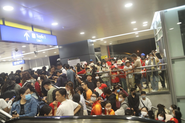 Xếp h&agrave;ng từ 3h s&aacute;ng đi metro v&agrave;o trung t&acirc;m TP.HCM xem tổng duyệt diễu binh- Ảnh 3.