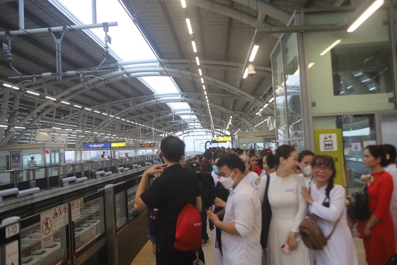 Xếp h&agrave;ng từ 3h s&aacute;ng đi metro v&agrave;o trung t&acirc;m TP.HCM xem tổng duyệt diễu binh- Ảnh 9.
