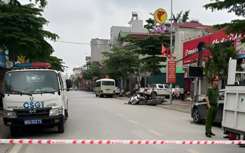 Ô tô 29 chỗ va quệt loạt xe máy đỗ dưới lòng đường, 1 người tử vong- Ảnh 1. Ô tô 29 chỗ va quệt loạt xe máy đỗ dưới lòng đường, 1 người tử vong- Ảnh 1.