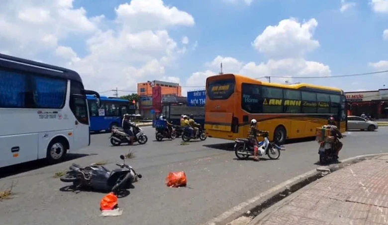 Hiện trường vụ tai nạn khiến người phụ nữ tử vong tại chỗ.