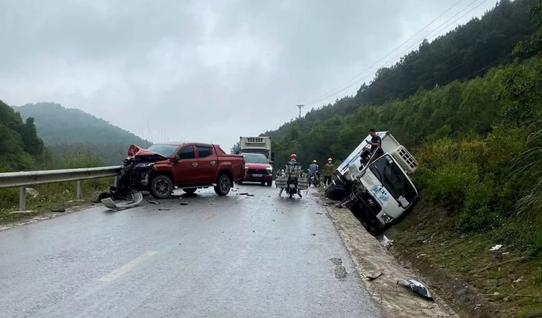 Hiện trường vụ tai nạn li&ecirc;n ho&agrave;n khiến một người đi xe m&aacute;y tử vong.