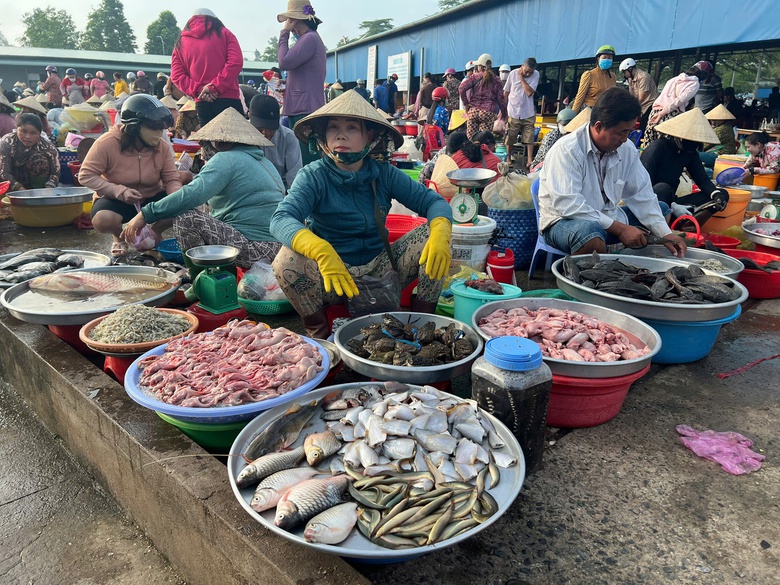Đi chợ "chồm hổm" đẹp nhất miền T&acirc;y Nam Bộ- Ảnh 3.