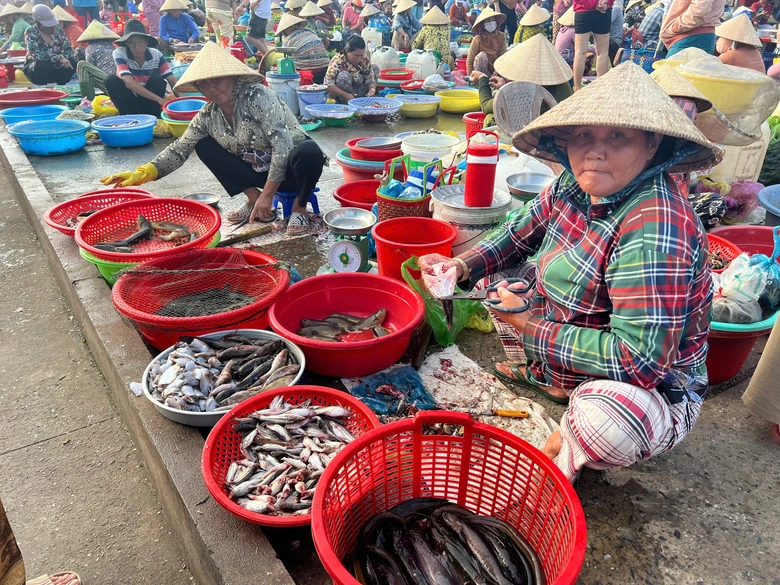 Đi chợ "chồm hổm" đẹp nhất miền T&acirc;y Nam Bộ- Ảnh 8.