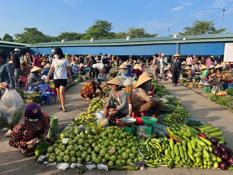 Đi chợ "chồm hổm" đẹp nhất miền T&acirc;y Nam Bộ- Ảnh 6.