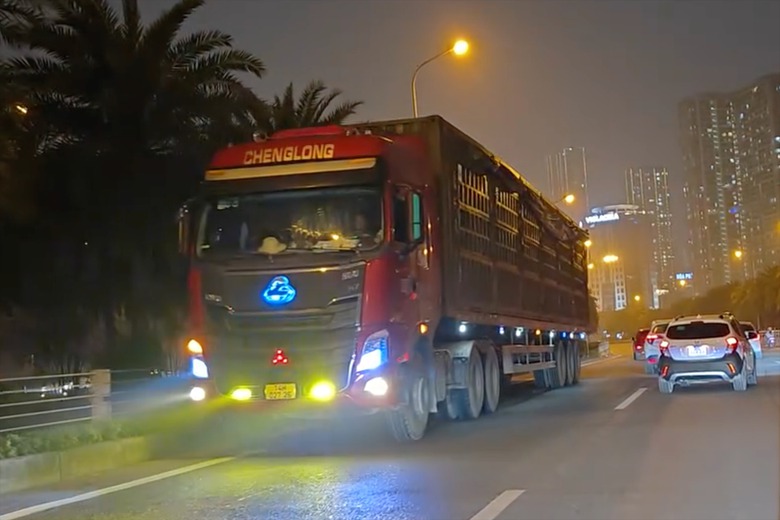 Phạt 19 triệu đồng, trừ 4 điểm bằng l&aacute;i t&agrave;i xế quay đầu xe, đi ngược chiều hầm Trung H&ograve;a- Ảnh 2.