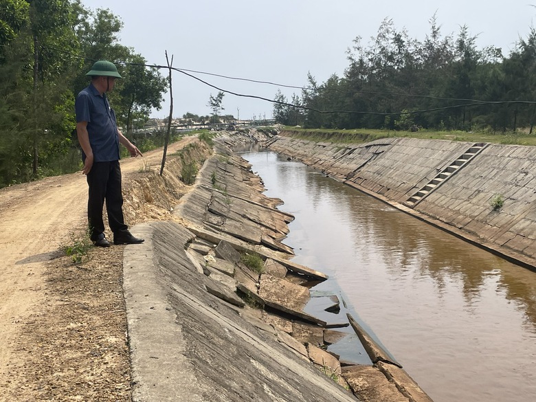 Quảng Trị: Bờ k&egrave; bị x&oacute;i lở nghi&ecirc;m trọng, địa phương vẫn chờ kinh ph&iacute; khắc phục- Ảnh 1.
