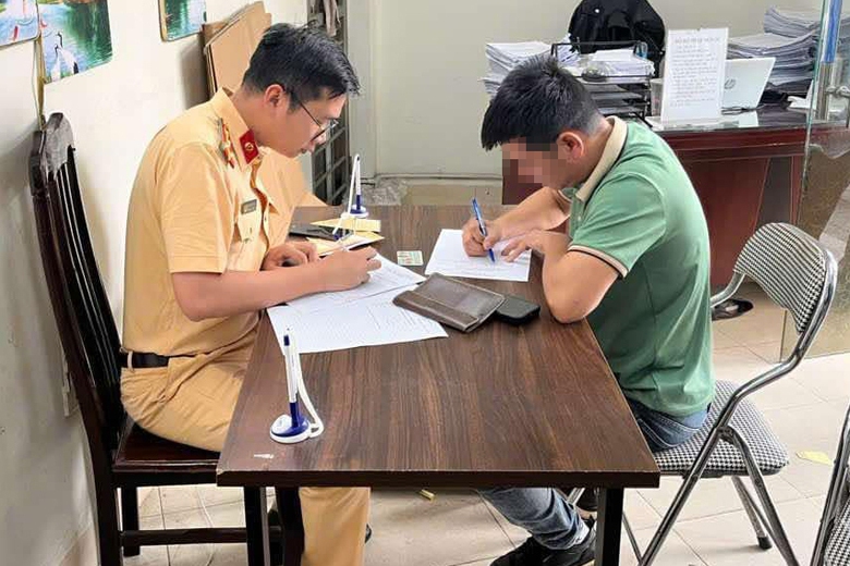 Hà Nội: CSGT đặt máy ghi hình công khai, phạt nguội xe máy vượt đèn đỏ, đi ngược chiều- Ảnh 4. Hà Nội: CSGT đặt máy ghi hình công khai, phạt nguội xe máy vượt đèn đỏ, đi ngược chiều- Ảnh 4.