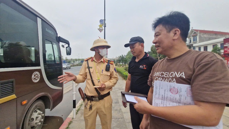 Bắc Giang: Chủ động phương án, bảo đảm ATGT dịp lễ 30/4 và 1/5- Ảnh 4. Bắc Giang: Chủ động phương án, bảo đảm ATGT dịp lễ 30/4 và 1/5- Ảnh 4.